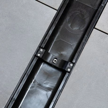 Système De Blocage Des Grilles Pour Caniveau Premium 130 5 Système De Blocage Des Grilles Pour Caniveau Premium 130 – Image 3